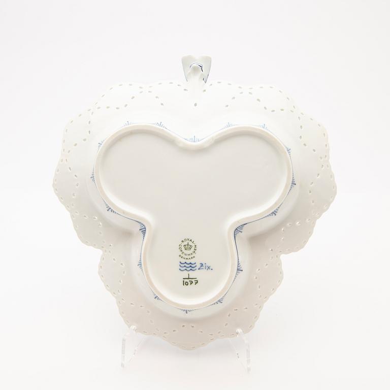 Royal Copenhagen, Serving dish. porcelain, "Musselmalet helblond", Royal Copenhagen, model 1/1077, 1969-1974.