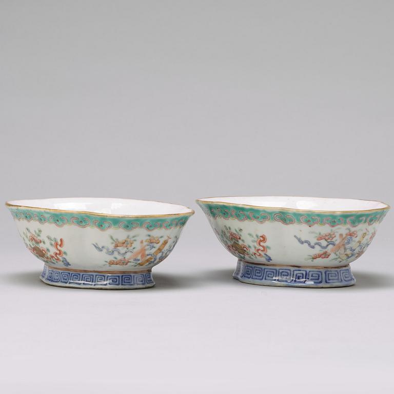 A pair of Chinese famille rose bowls, early 20th century,