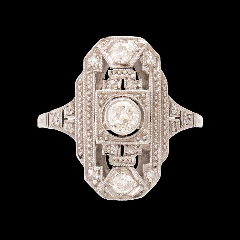 A platinum Art Deco ring set with round brilliant-cut and old-cut diamonds.