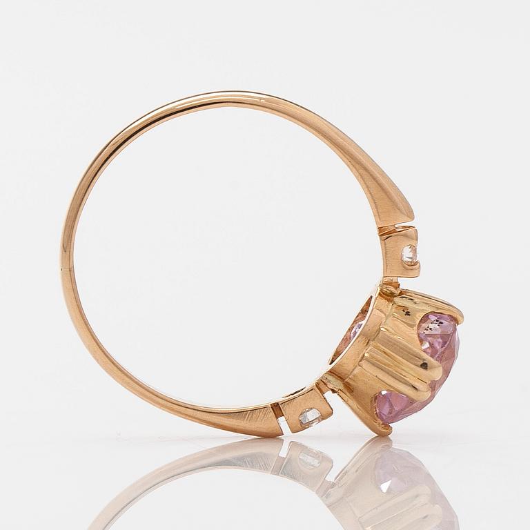 Sormus, 18K kultaa, kunziitti ja timantteja.