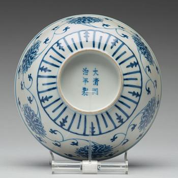 SKÅL, porslin, sen Qingdynasti, med Tongzhi sex karaktärers märke.