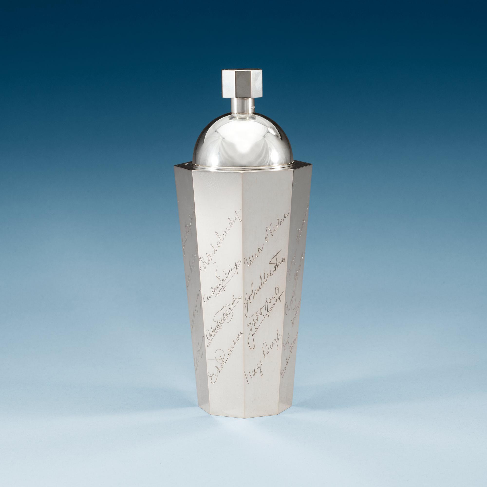 A Wiwen Nilsson silver cocktail shaker, Lund 1934.