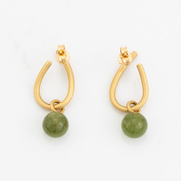 Dulong, 18K gold earrings.