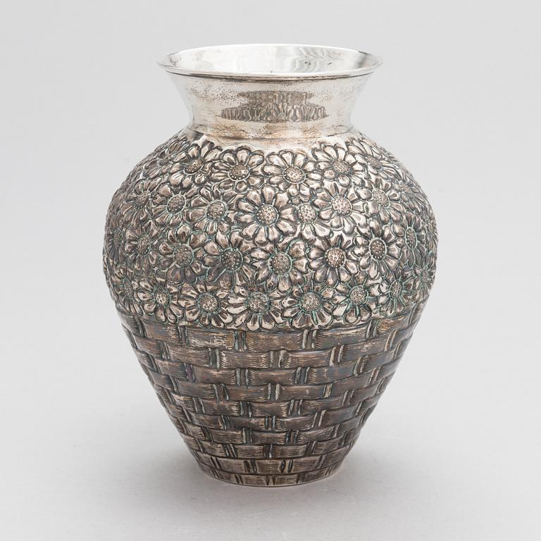 A 20th-century flower vase in silver.