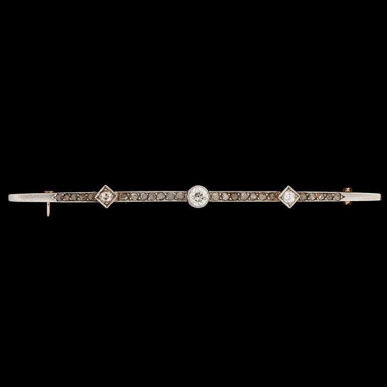 BROSCH, 14k guld samt platina med gammal- och rosenslipade diamanter, mittsten ca0,25ct. Vikt 6g.