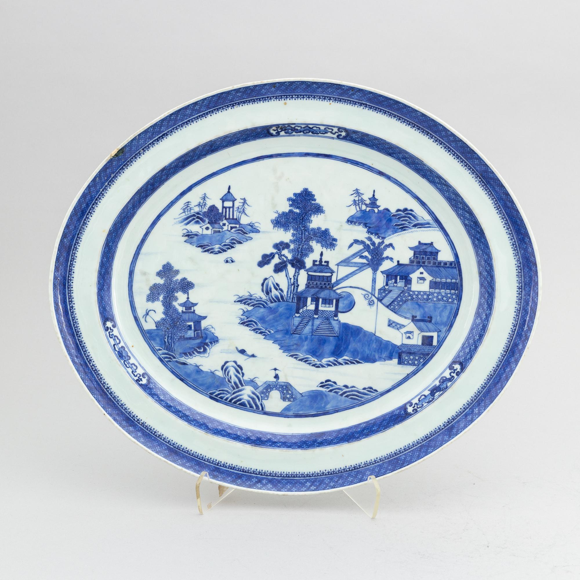 Serveringsfat, porslin, Kina, Qingdynastin, Jiaqing (1796-1820).