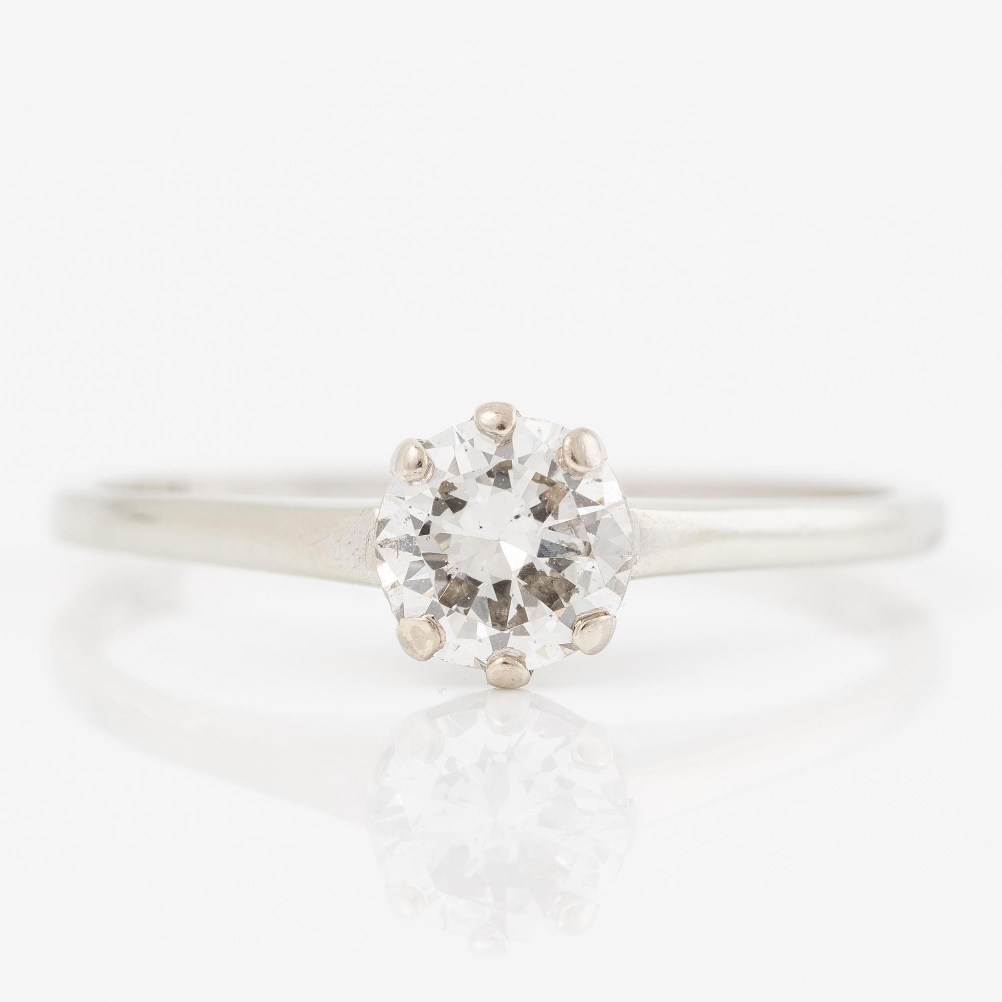 Ring 18K gold with a round brilliant-cut diamond.