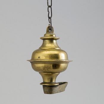 AN 18TH CENTURY BRONZE OIL LAMP.