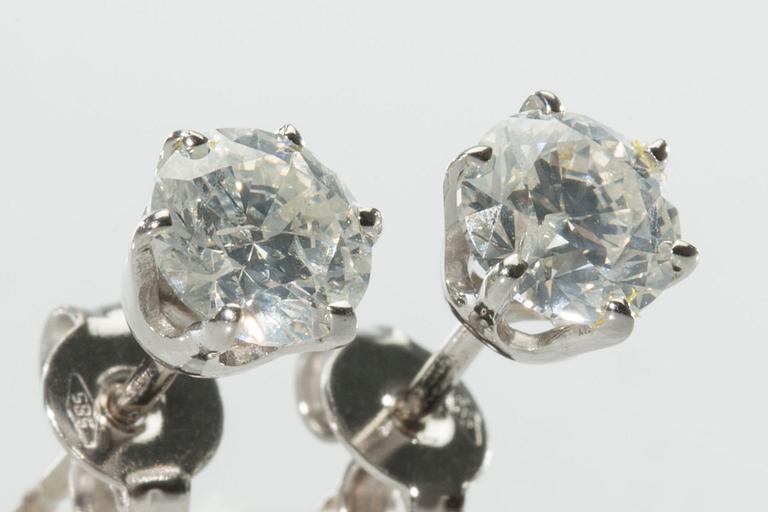 ÖRHÄNGEN, 14 k vitguld med briljantslipade diamanter, totalt ca 1.30 ct. Vikt ca 1,2 g.