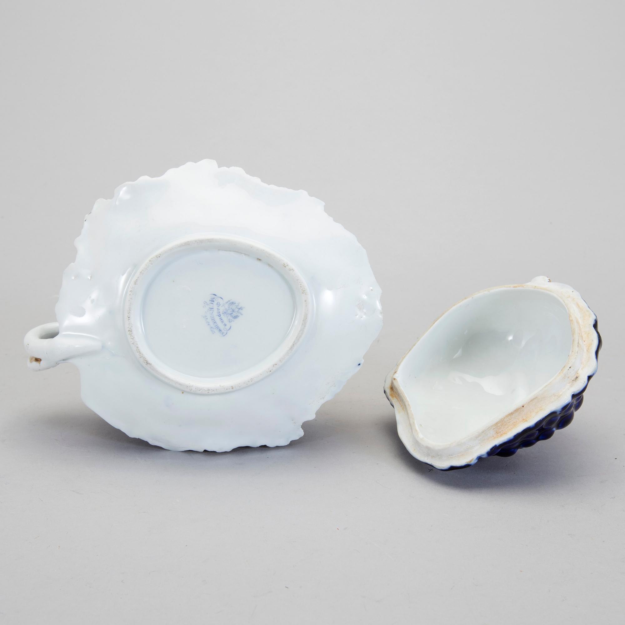 BONBONJÄR och KAFFEKOPP MED FAT, porslin, Kusnetsov, Ryssland, 1800-talets slut.