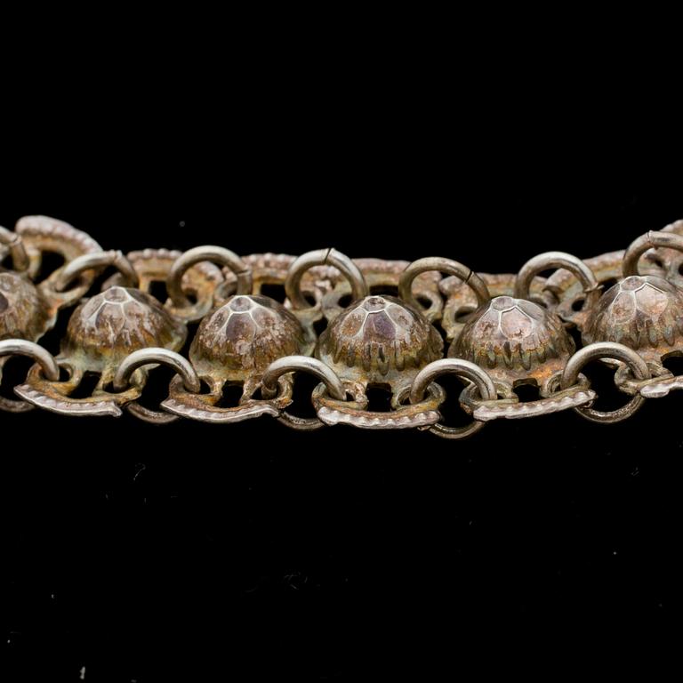 DRÄKTSMYCKEN, 2 st. Silver. 1800-talets mitt. Vikt 33 g.