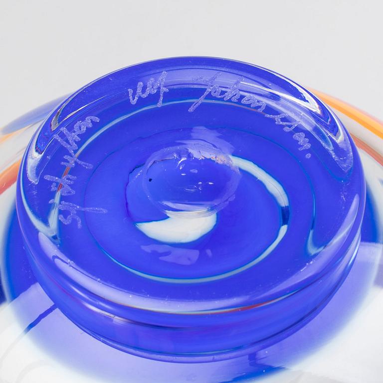 A GLASS BOWL BY ULF JOHANSSON FOR SJÖHYTTAN, SIGNED.