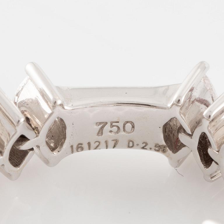 Ring in 18K white gold set with navette-cut diamonds.
