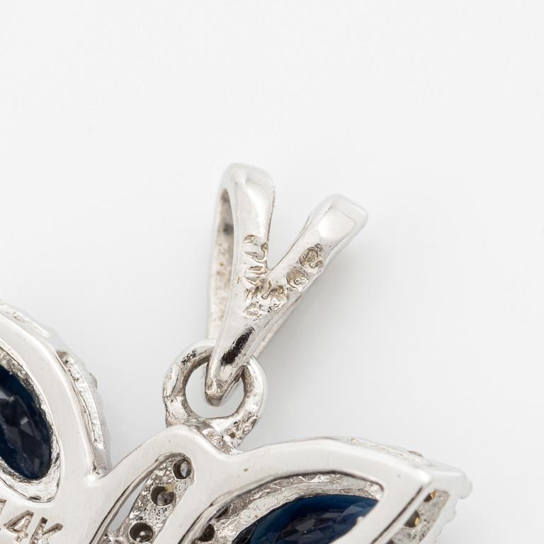 Hänge, 14K vitguld med navettslipade safirer och små diamanter i form av fjäril.