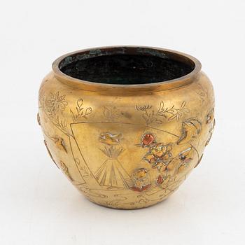 A bronze pot, Japan, Meiji (1868-1912).