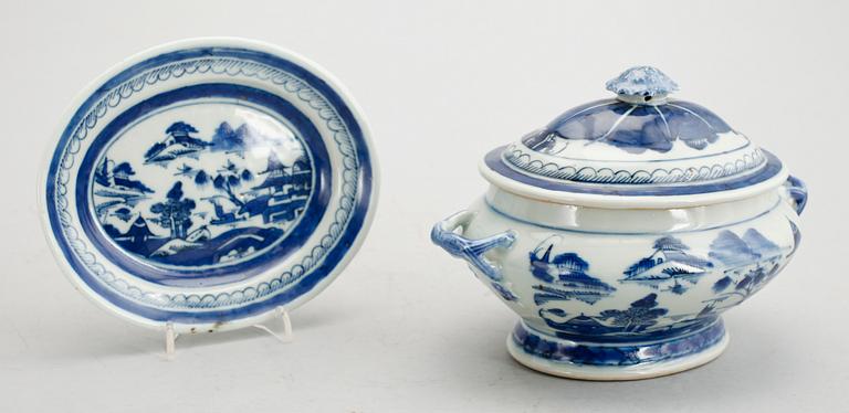 TERRIN MED LOCK OCH FAT, porslin, Kina, 1800-/1900-tal.