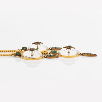 A Victorian 18K gold necklace with rock crystal set with green stones, possibly emeralds. Around 1880.