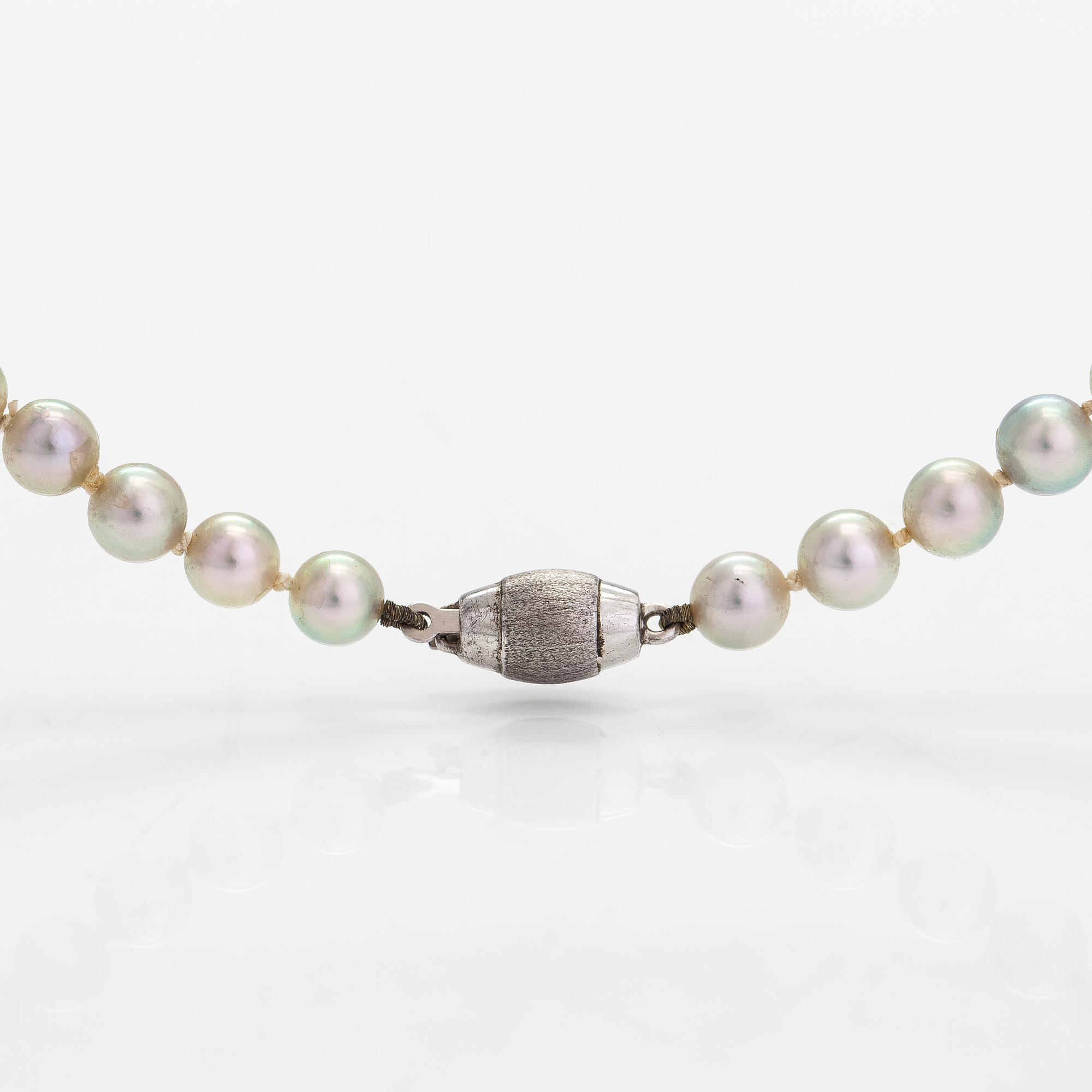 A pearl collier and earrings, 18K white gold, sterling silver and cultuted pearls.