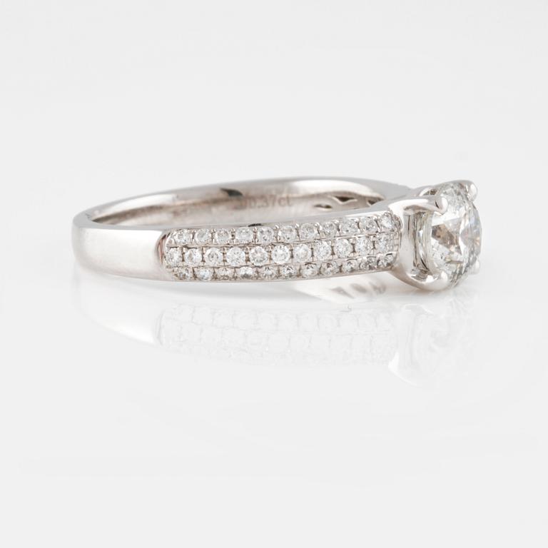 RING, 18K vitguld med briljantslipad diamant ca 1.01 ct samt små diamanter ca 0.37 ct. Vikt 4,3 gram.