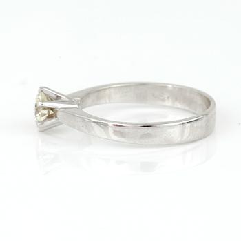 RING, 18K vitguld med briljantslipad diamant ca 0,50 ct. Vikt 3,50 g.