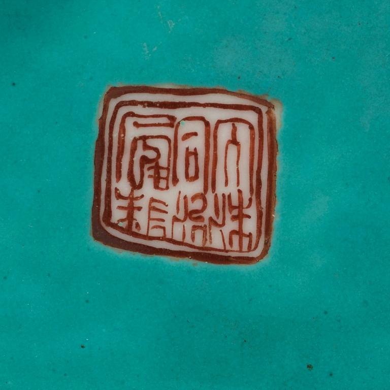 SKÅL, porslin. Qingdynastin, sent 1800-tal. Med sigillmärke i rött.