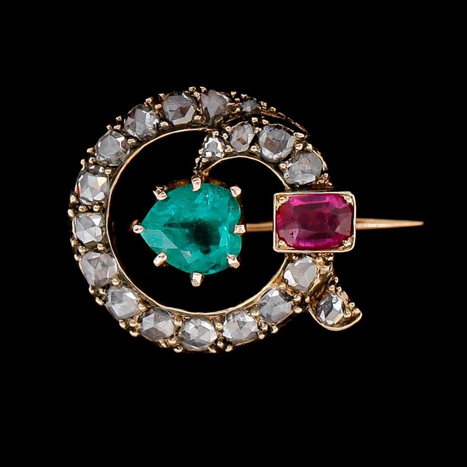 BROSCH, 14 k guld, rubin, smaragd och rosenslipade diamanter. Vikt ca 6,6 g.