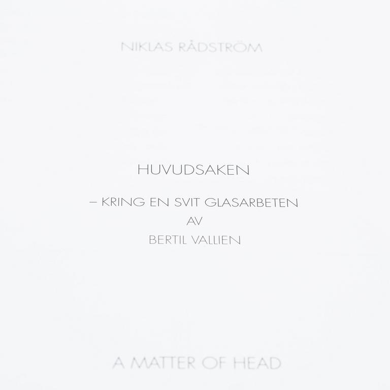 BERTIL VALLIEN, konstglas. "Huvud" signerad samt nr 7090002. Samt BOK "HUVUDBOK BERTIL VALLIEN".