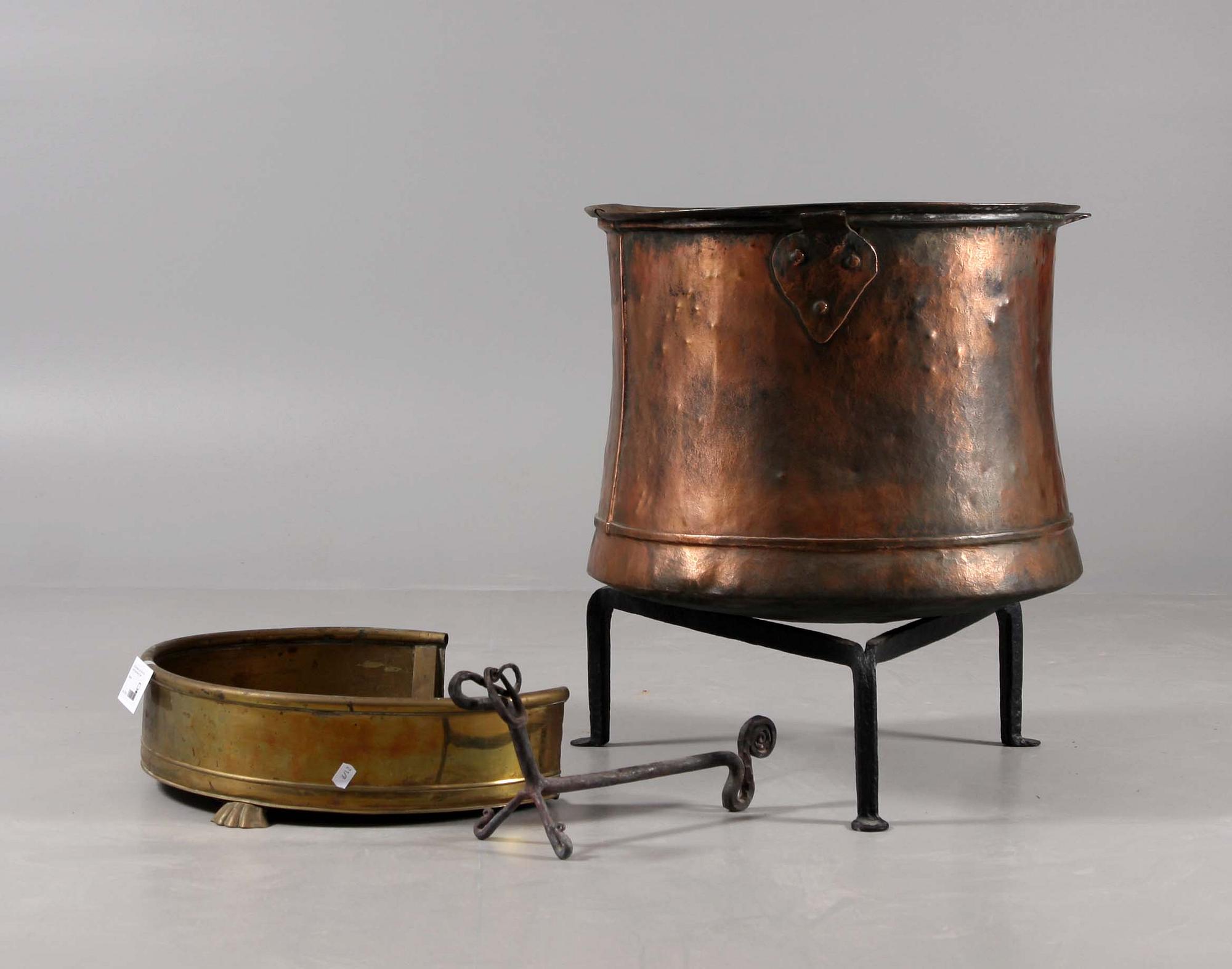 KOPPARBALJA samt BRASSKYDD med ELDHUND, koppar, mässing samt gjutjärn.