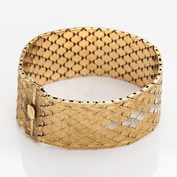 An Italian approx. 18K gold bracelet.