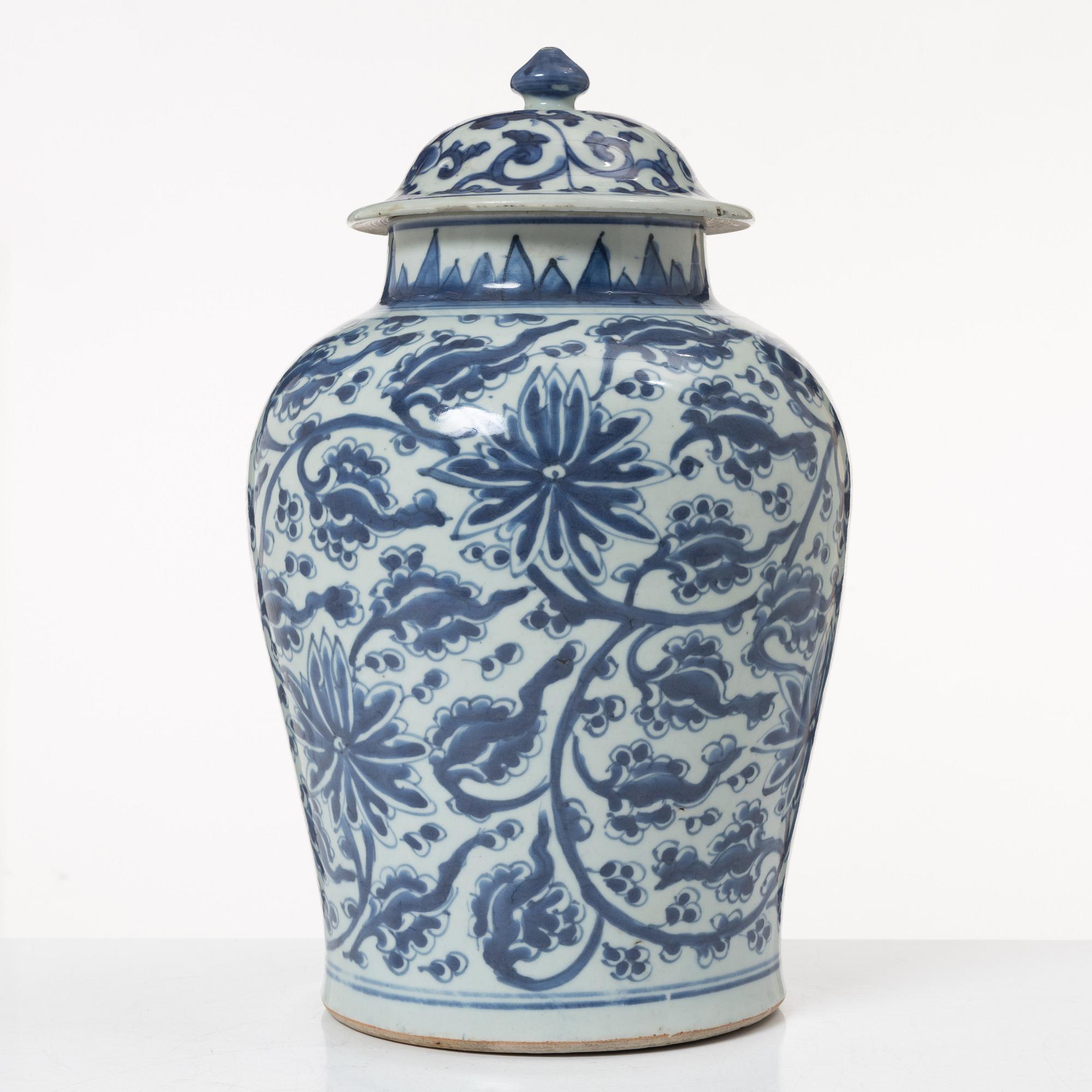 A Chinese blue and white porcelain jar with cover, Qing dynasty, Kangxi (1662-1722).