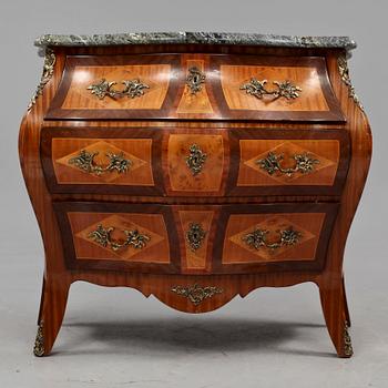 BYRÅ, rokokostil, omkring 1900-talets mitt.