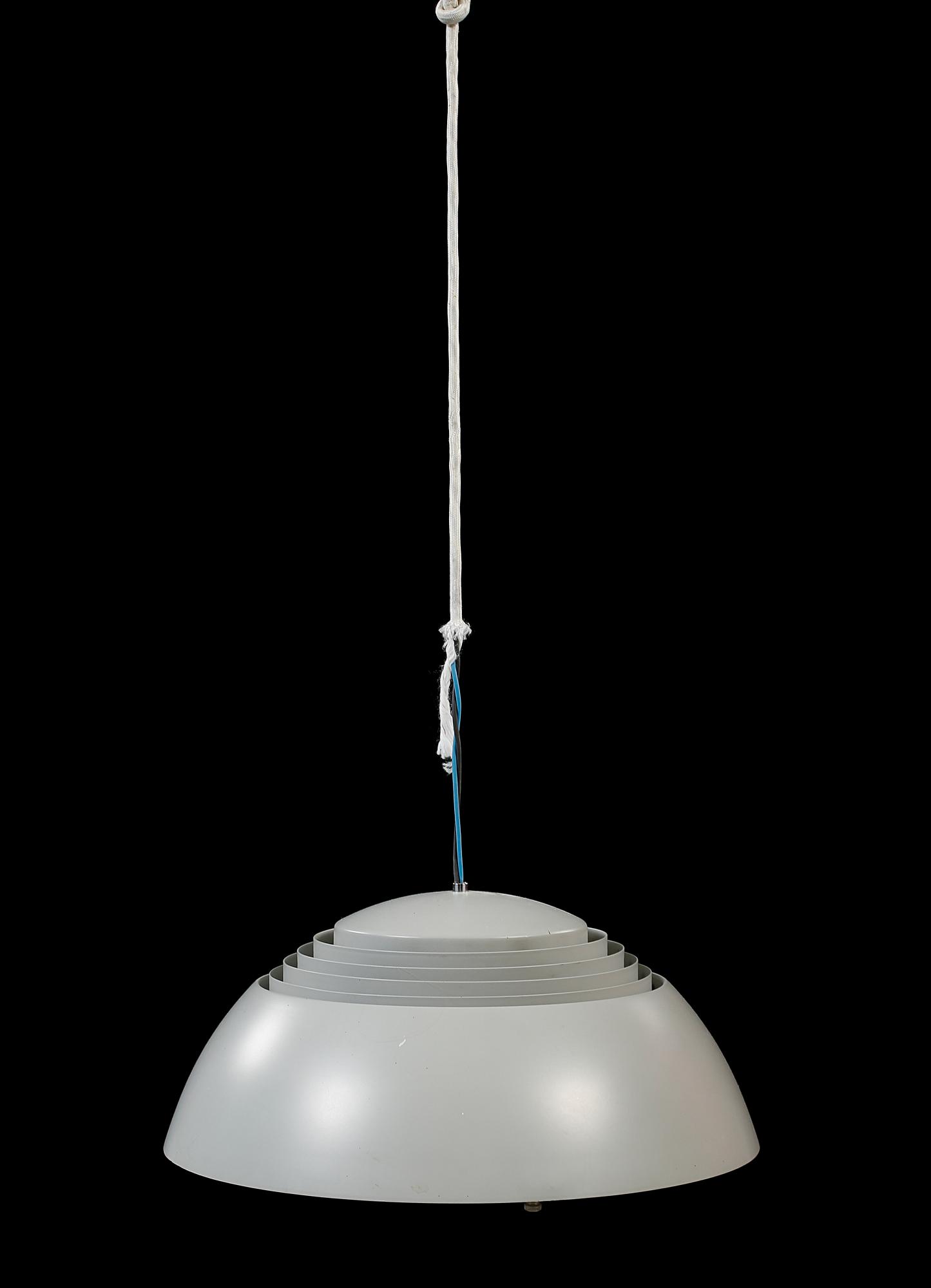 TAKLAMPA, "AJ Pendeln", Arne Jacobsen, Louis Poulsen, Danmark, 1900-talets andra hälft, höjd ca 20 cm.