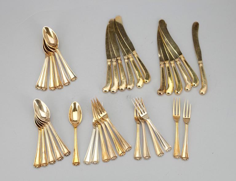 DESSERTBESTICK I SCHATULL, 36 delar, förgyllt silver, 1885 samt 1934-44. Bestickens vikt ca 1637 g.