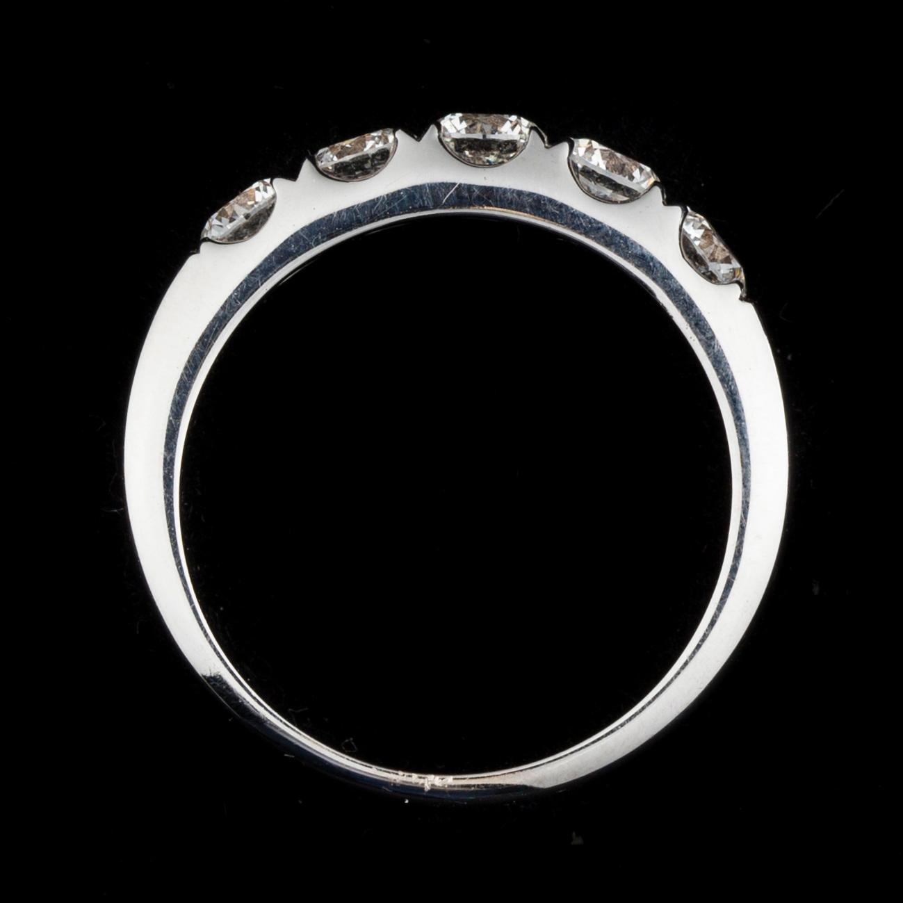 ALLIANSRING, 14K vitguld, 5 briljantslipade diamanter tot. 1,10 ct. Vikt 5,2 g. Intyg.