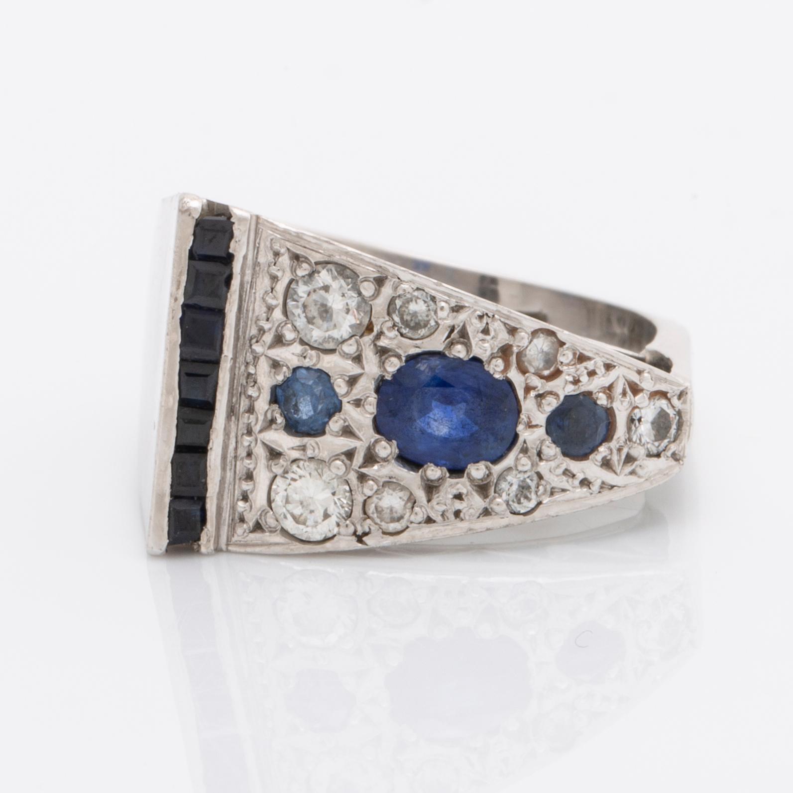 RING 18K whitegold sapphires and brilliant-cut diamonds approx 0,50 ct.