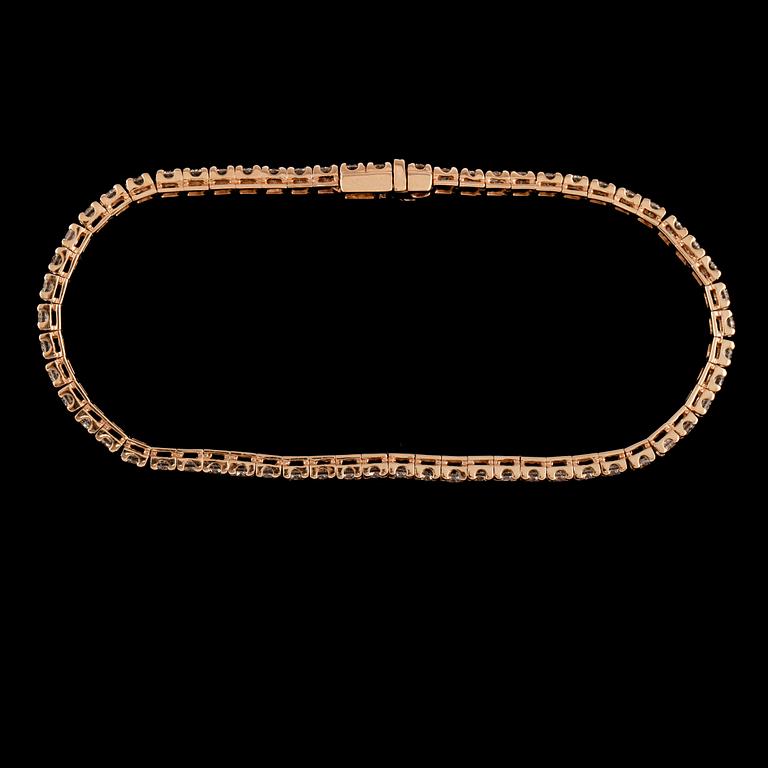 ARMBAND, 18k guld med briljantslipade diamanter, 2.18 ct. Vikt 7,3 g.