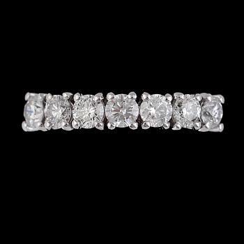 RING, 18K vitguld, 7 briljantslipade diamanter tot ca 1.46 ct.