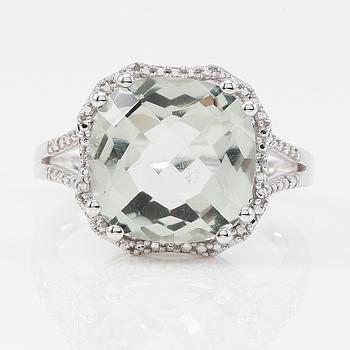 RING, 14K vitguld, mindre diamanter och grön kvarts.