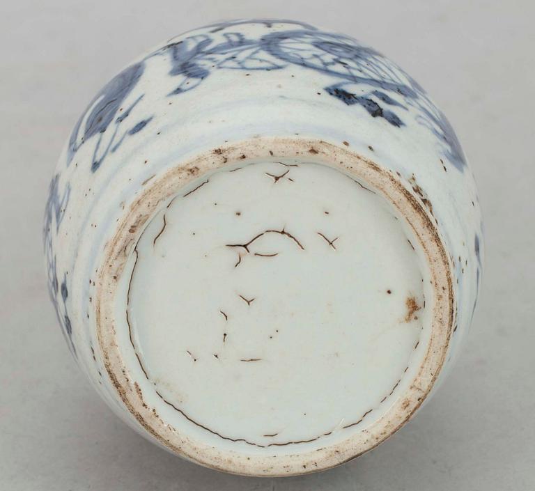 VAS, porslin samt mässing, Kina, 1700-tal samt  SKULPTUR, ben, Kina 1900-talets början.