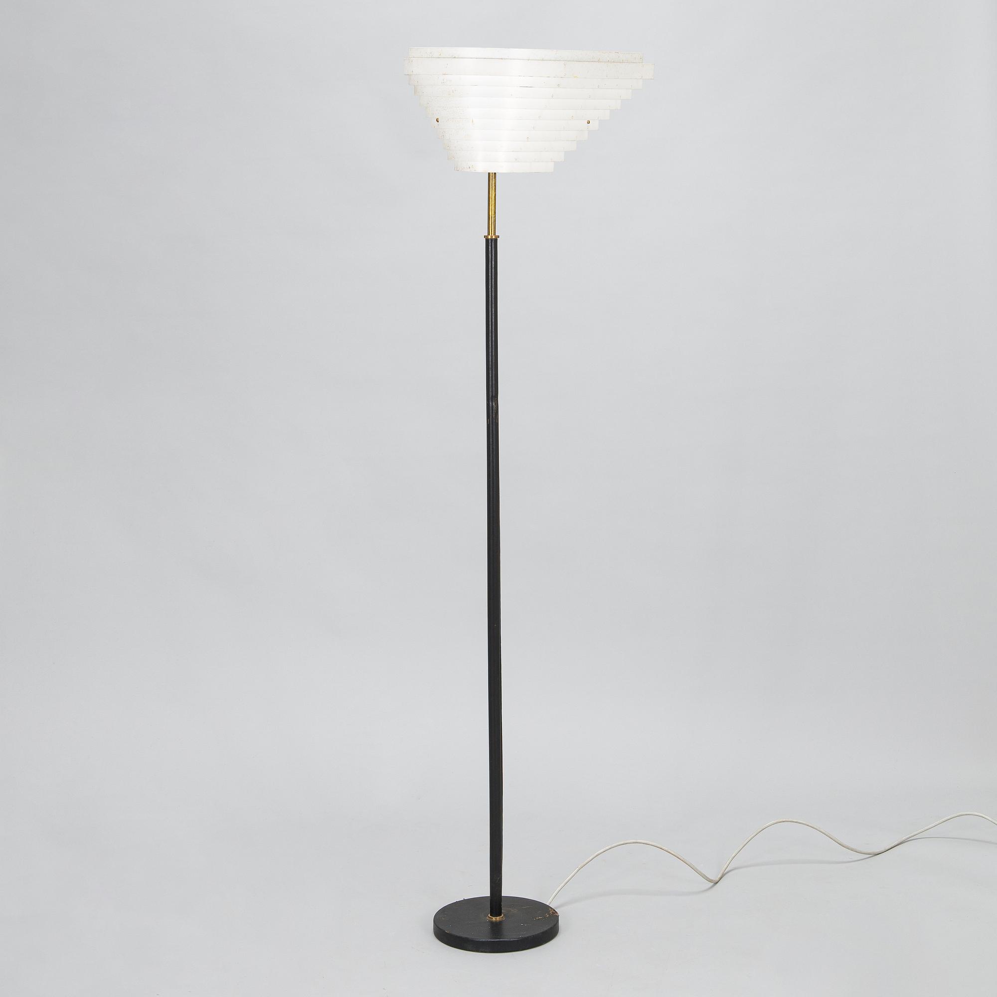 Alvar Aalto, 'Angel wing'  floor light model A 805, manufactured by Valaisinpaja Oy, late 20th century.