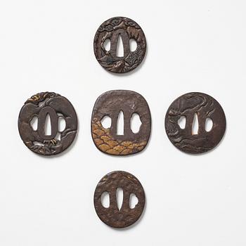 Tsubas, fem stycken, brons. Japan, Edo perioden (1666-1868).