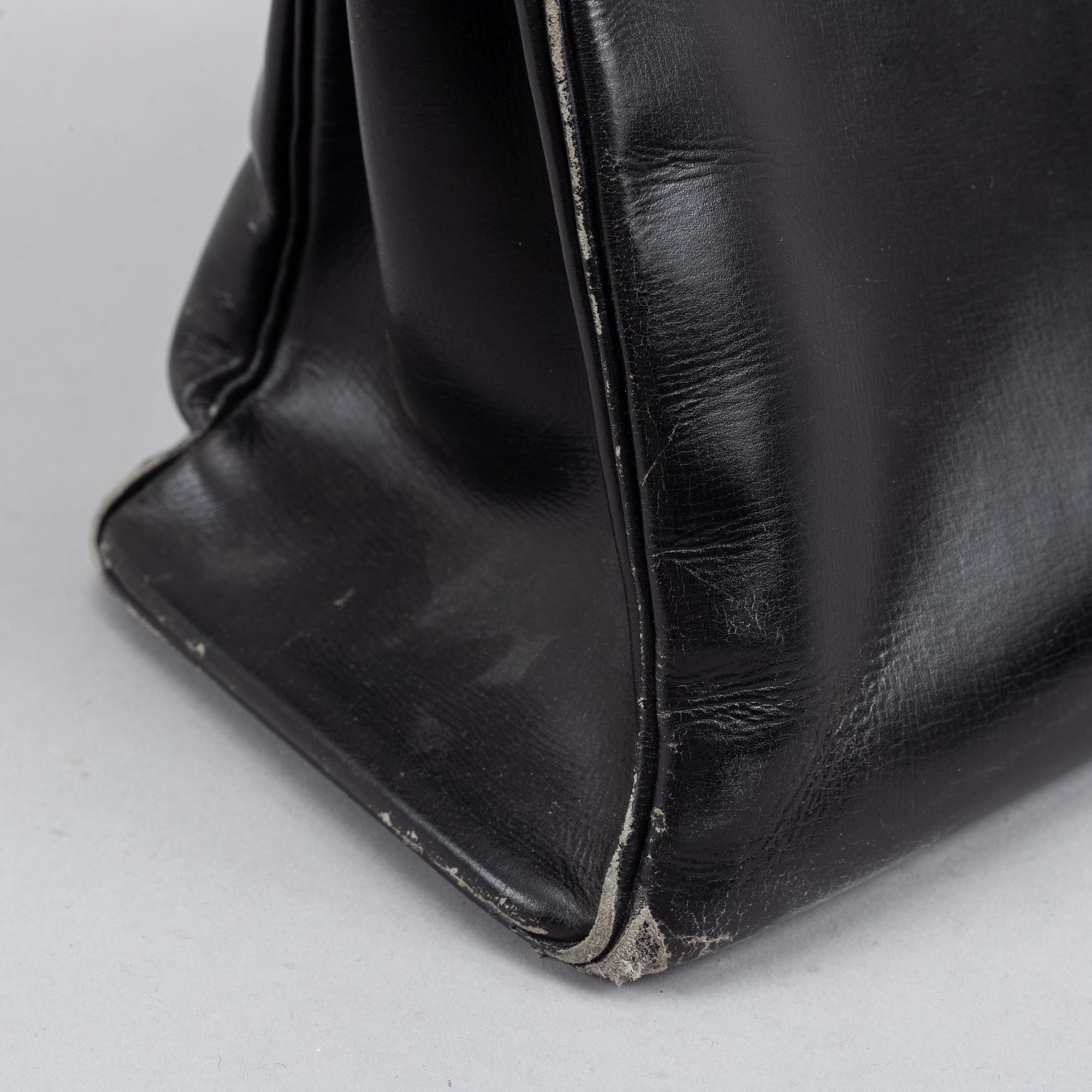 Hermès, a black leather 'Kelly' handbag.