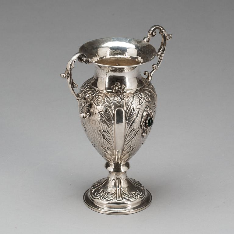 URNA MED HÄNKLAR, silver 900. Utländska stämplar. Vikt ca 298 g.