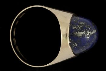 RING, 18k guld och cabochon slipad lapis lazuli 1957. Vikt ca 6,5 gram.