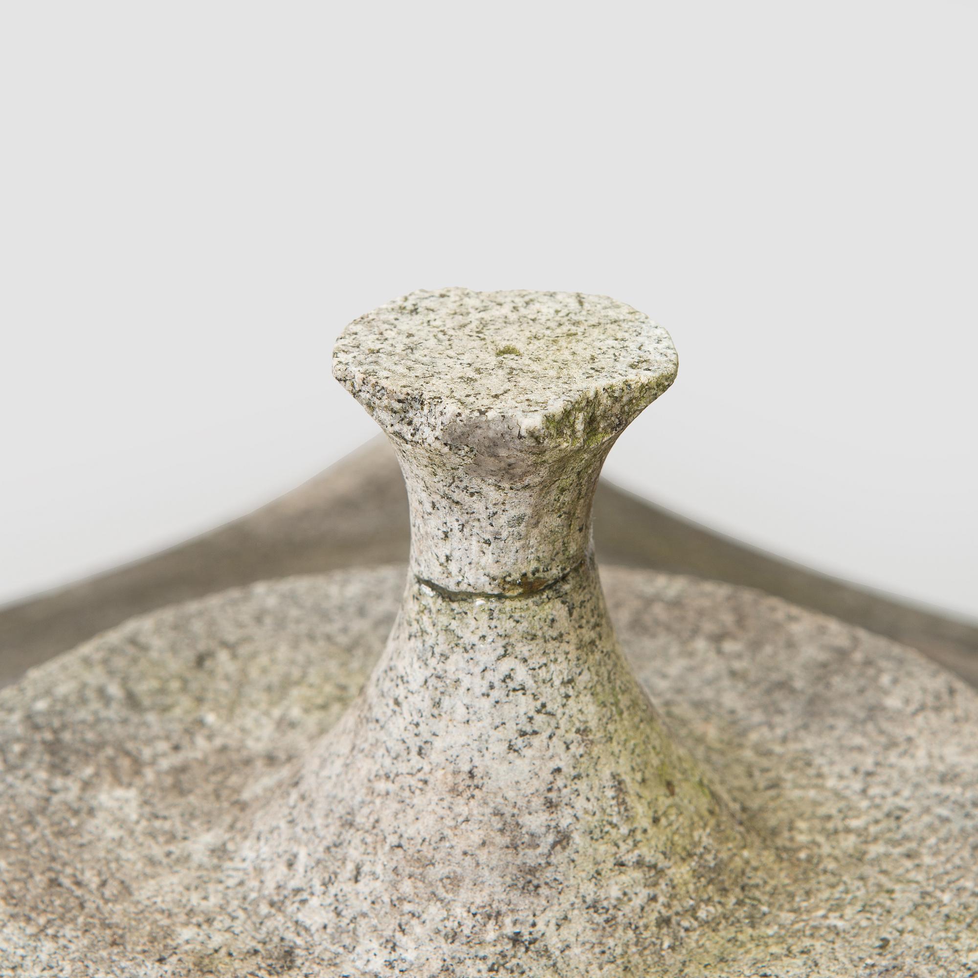 Puutarhalyhty, yukimi-dōrō, Japani.