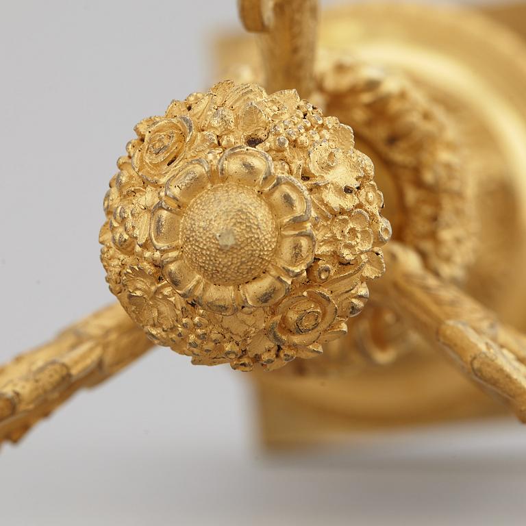 KANDELABRAR, ett par, förgylld brons och marmor, 1800-talets första hälft.
