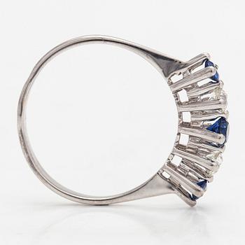 Ring, 18K vitguld med diamanter tot. ca 0.20 ct och safirer.
