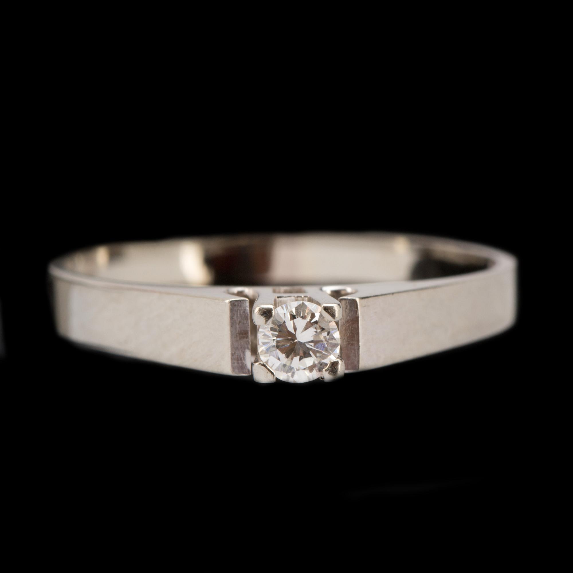 RING, 18k vitguld med briljantslipad diamant ca 0,10ct enligt gravyr. Vikt 1,5g.