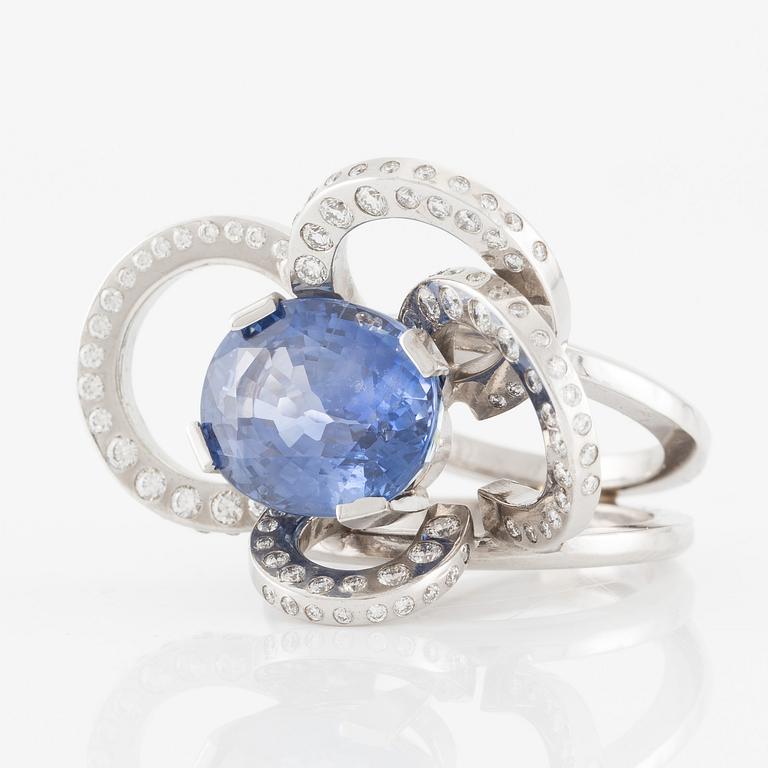 Ring, Mandelstam, 18K vitguld med safir och briljantslipade diamanter.