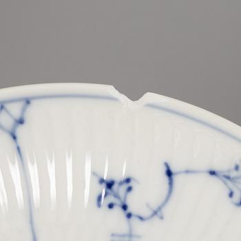 Servisdelar, 13 st, porslin, "Musselmalet", Royal Copenhagen, Danmark.